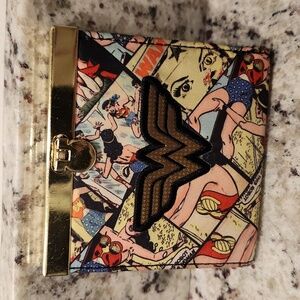 Wonder Woman Pocket Clasp Wallet